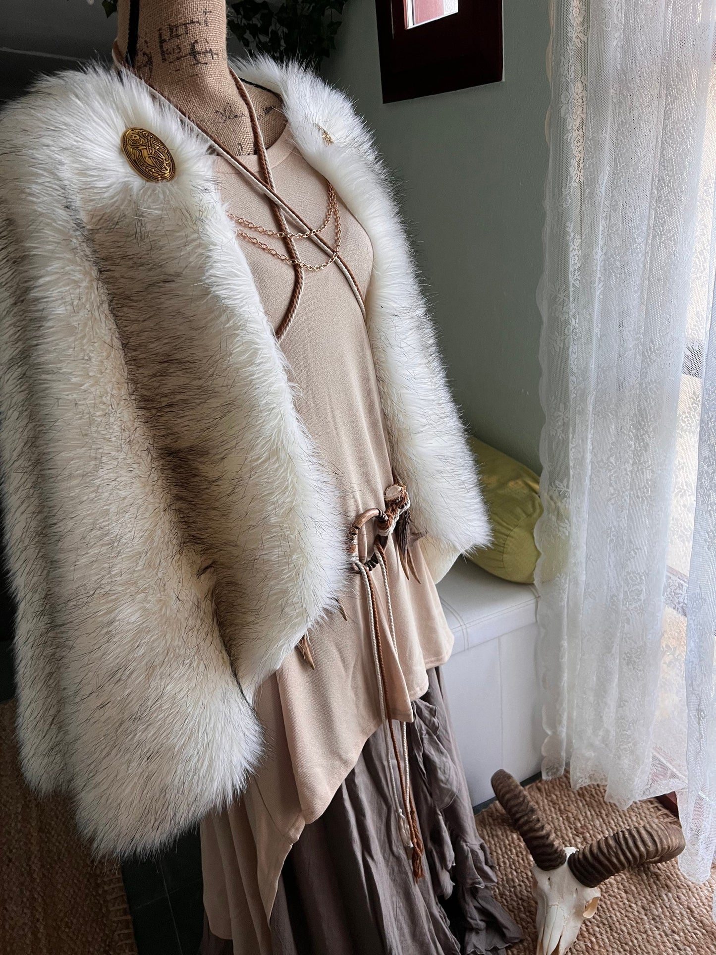 Viking Wedding, Wedding Fur Cloak, Norse Wedding Fur, Viking Bride, Viking Cape, Viking Fur, Nordic Wedding, Viking Wedding Cape, Fur Cape (copia)