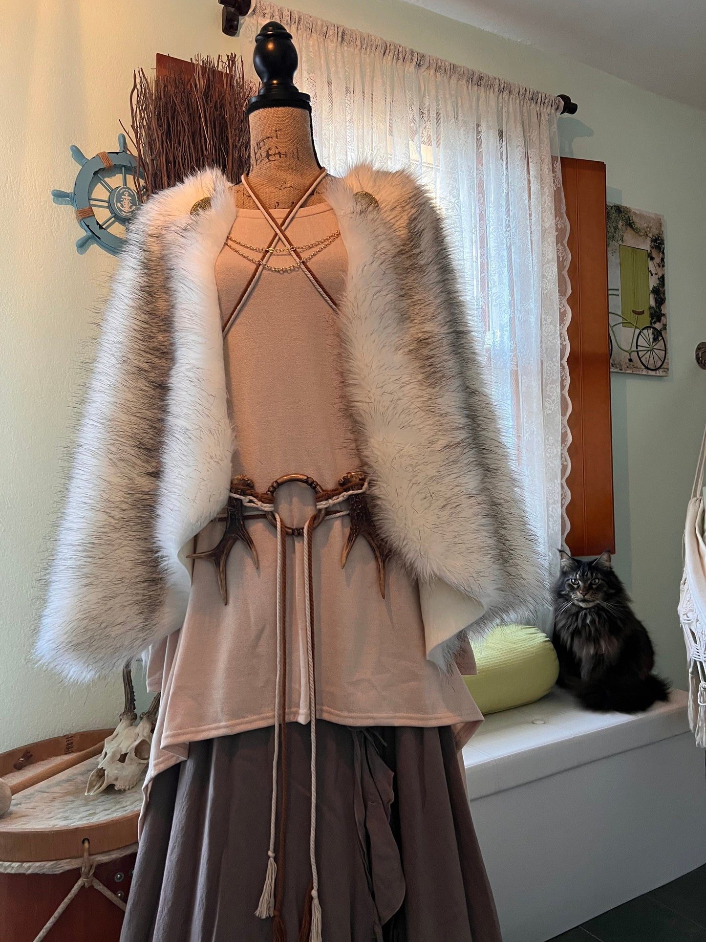 Viking Wedding, Wedding Fur Cloak, Norse Wedding Fur, Viking Bride, Viking Cape, Viking Fur, Nordic Wedding, Viking Wedding Cape, Fur Cape (copia)